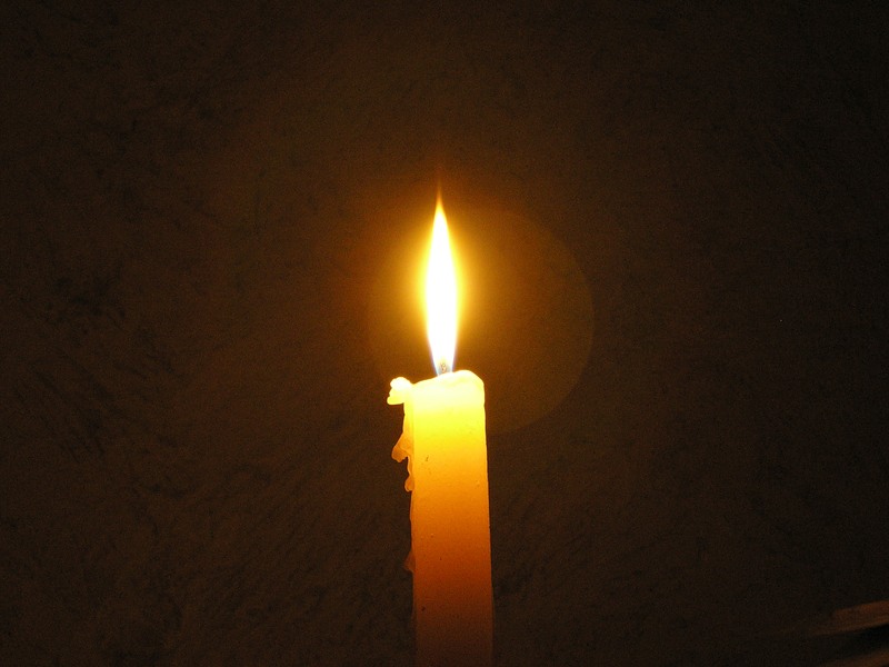Картинка свеча горит скорбь. Церковные свечи. Горящая свеча. Свеча горела. Траурная свеча.