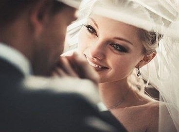 То не ветер ветку клонит