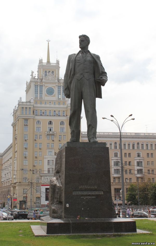 Стоишь... Не растреплет волосы ветер!