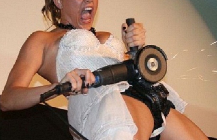 Срезан пилой с гениталий хомут!