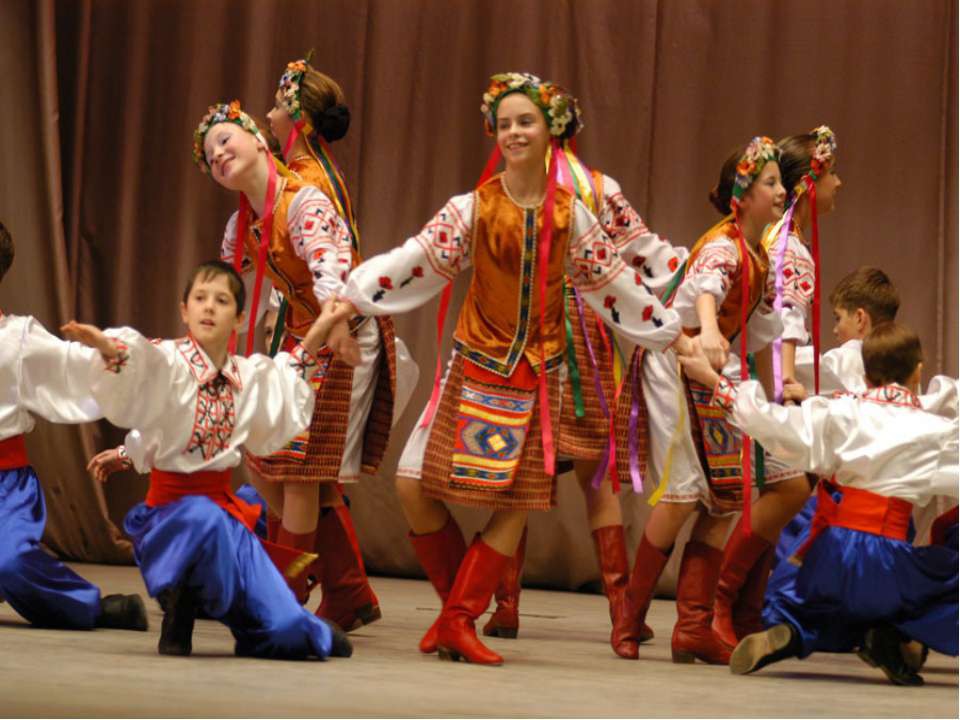Веселая танцевальная русская народная. Народные танцы. Украинский танец. Украинский народный танец. Ruskiy Karoniy tanets.