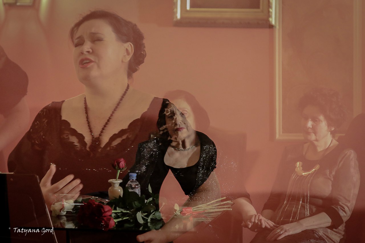 Певица пела...