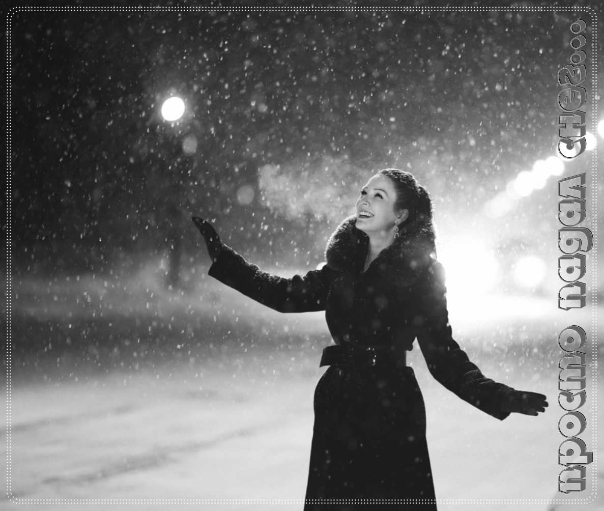 Снег падал пушистыми хлопьями приятно касался лица. Падающий снег. Девушка в снегу. Снег идет. Девушка ловит снежинки.