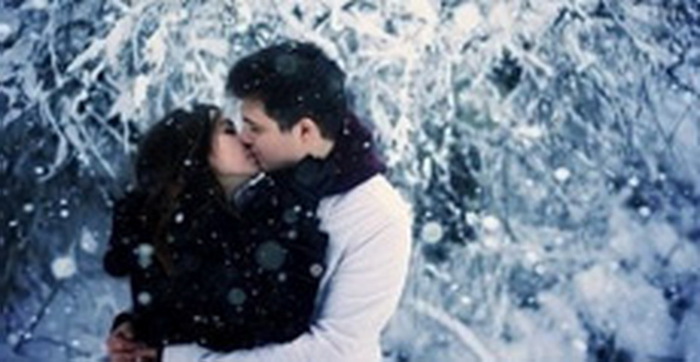 Дразня мороз, целуясь в губы!