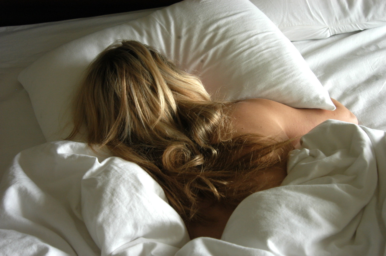 Под одеялом сестренкой. Красивые девушки в постели. Красивые спящие девушки.