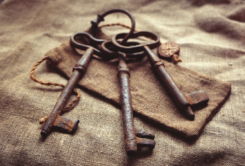 Связку старых ключей я у сердца храню