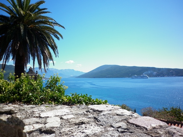 Расправлен день...