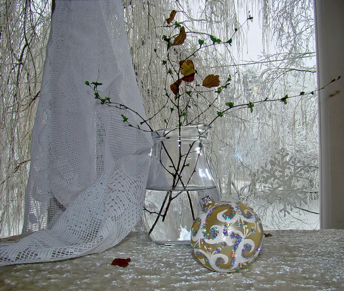 И только снег в ладонях тает... тает...