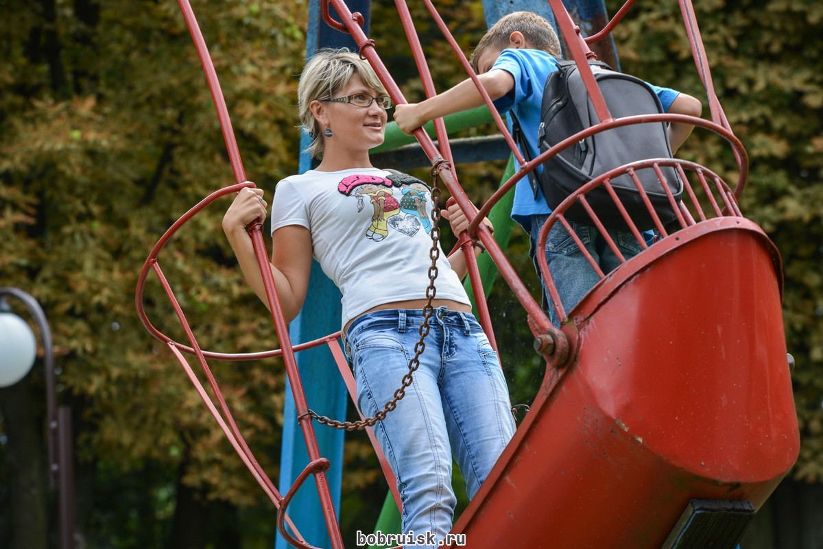 Дети на качелях. Включи видео качели. Включи видео качели. Включи видео качели. Мопс качается на качелях.