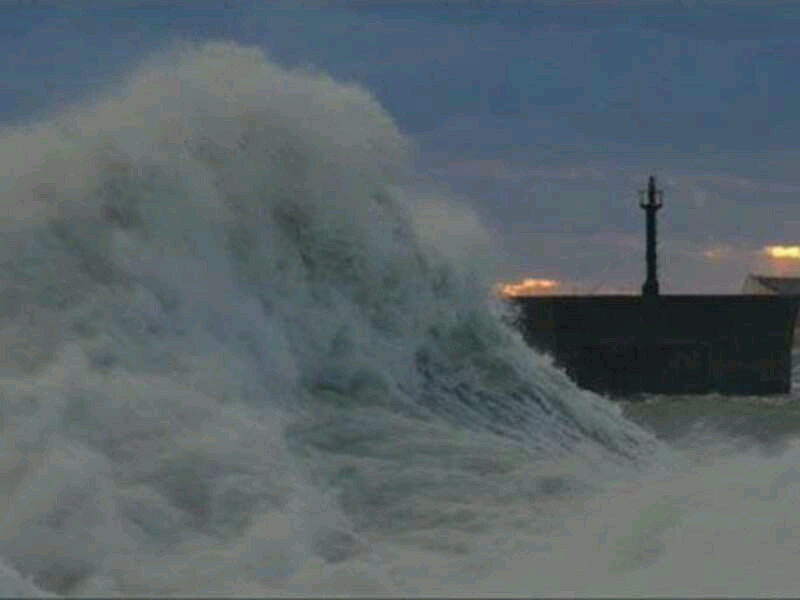 Циклон черное море. Циклон в крыму. Смерч в севастопольской бухте. Циклон в крыму сейчас. Циклон над крымом.
