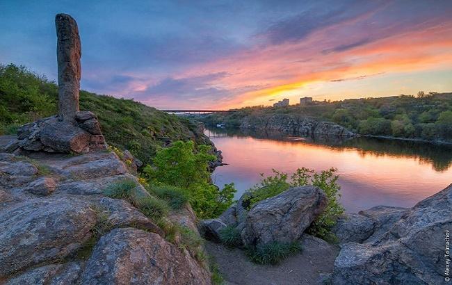 А идол страсти одинокий