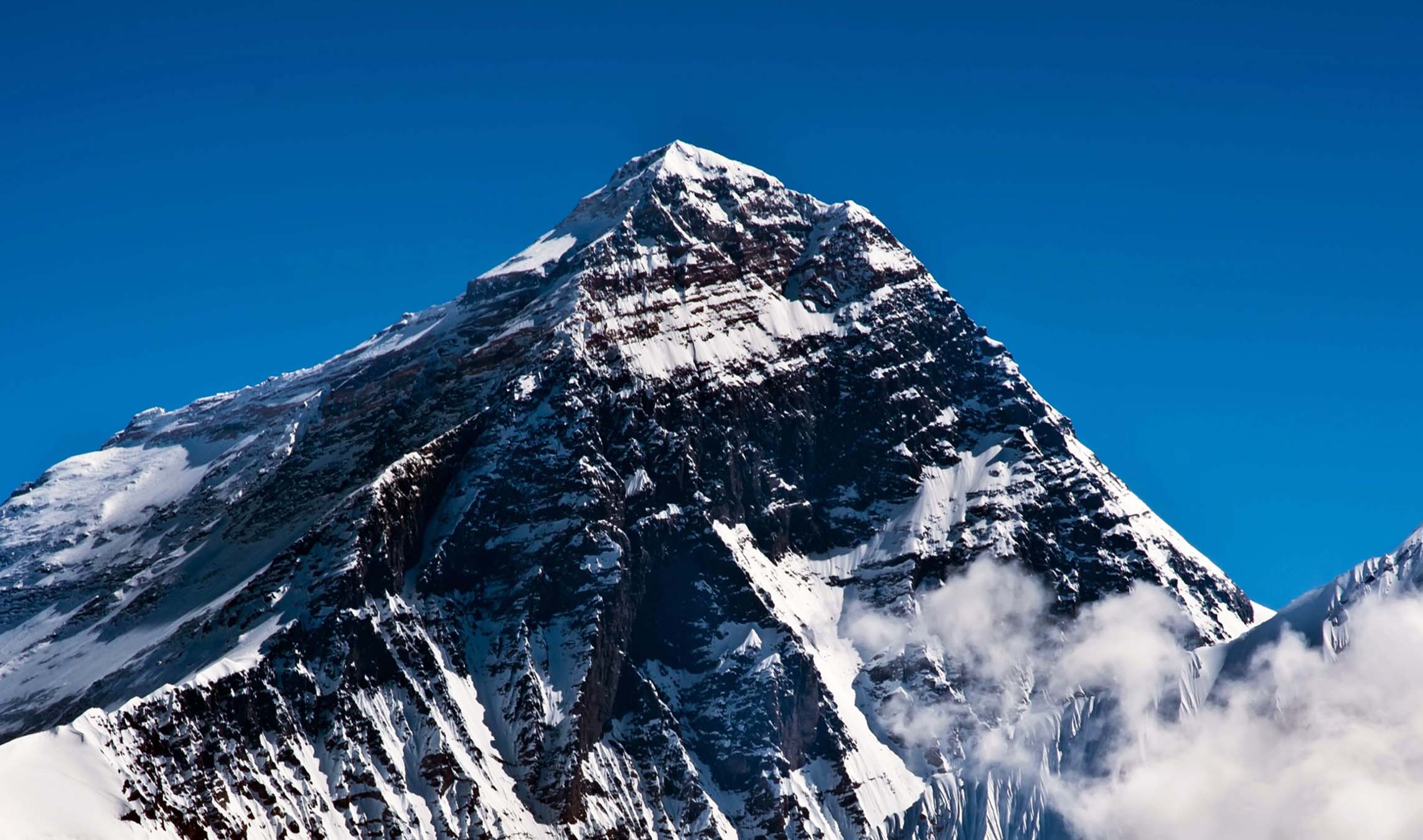 Эверест высота. Эверест (Джомолунгма) – самая высокая гора Азии. Рост горы Эверест. Азия гори Гималай Эверест. Горная гряда Эвереста.