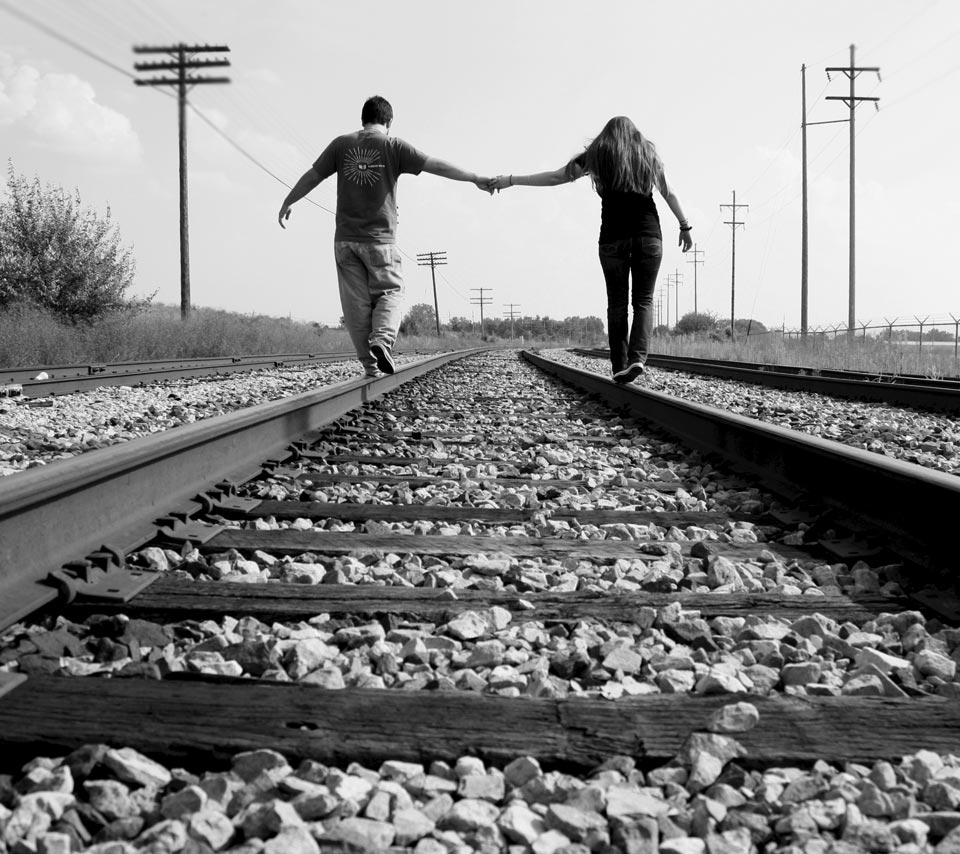 Жизненные дороги. Мы с ним разошлись. Расставание картинки. Мужчина и женщина грустные. Перепутье дорог.