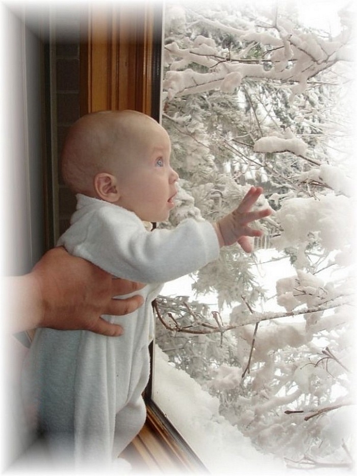 Можно снежок ребенка. Младенец зимой. Дети в снегу. Фотосессия ребенка на окне. Первый дети зима.