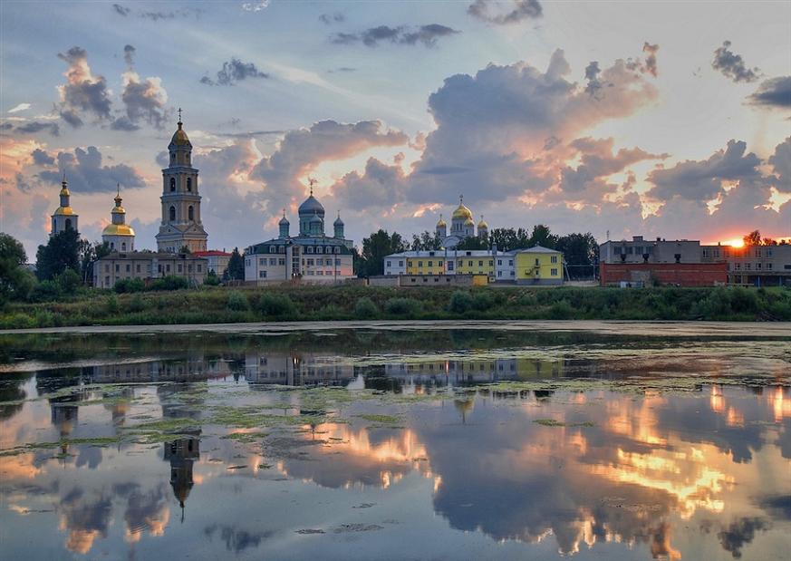 Благодать - в реке плывущий храм и облака!