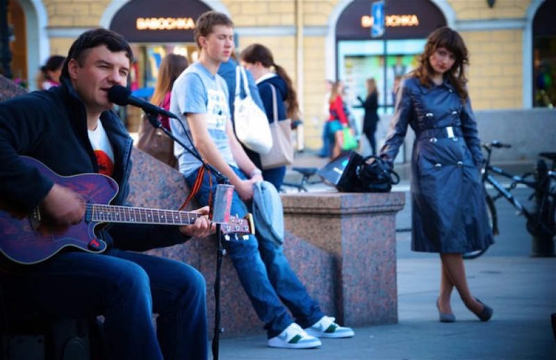 уличные музыканты в париже. музыкальная группа на улице. музыканты на улицах питера. саундтрек улицы. песня про улицу.