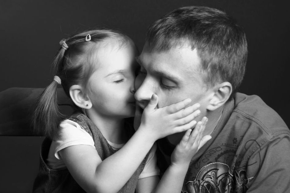 Сын маму папа дочку видео. Девочка обнимает отца. Отец обнимает ребенка. Папа целует дочку. Папа обнимает дочку.