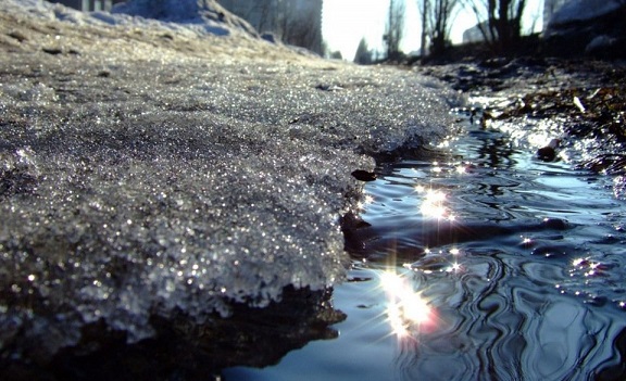 текут снега...