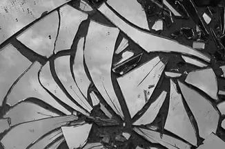 На пустыре души осколки...