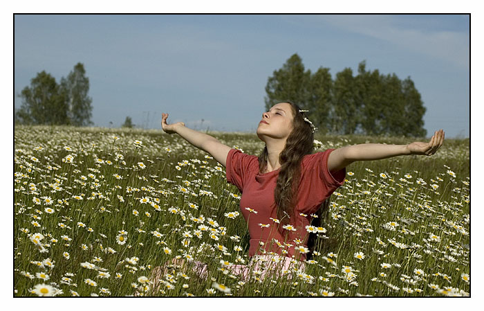 Песня счастливый край счастливый май. Девушка с ромашками. Фотосессия в ромашковом поле. Человек в ромашковом поле. Человек Ромашка.