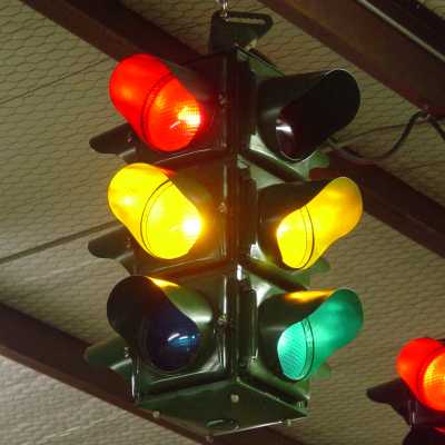 Мелькают огни, светофоры тоже!