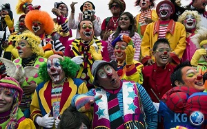 Кормите краской голубей