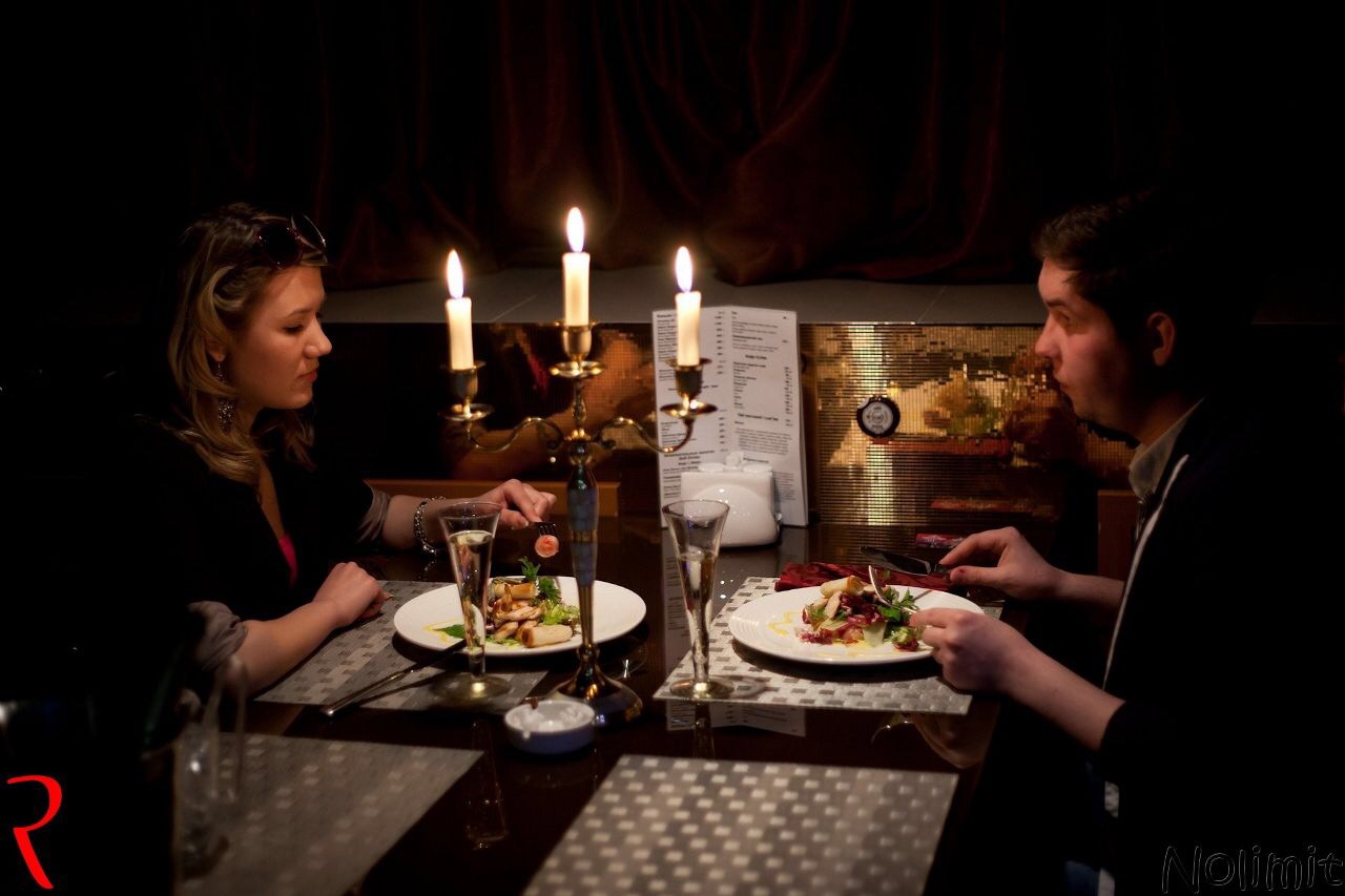 Вернуться к ужину. Романтический ужин в ресторане. Ужин при свечах ресторан. Пара ужинает при свечах. Пара в ресторане при свечах.