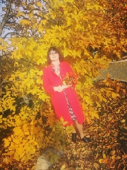 Прошлое цепкими держит ладошками...