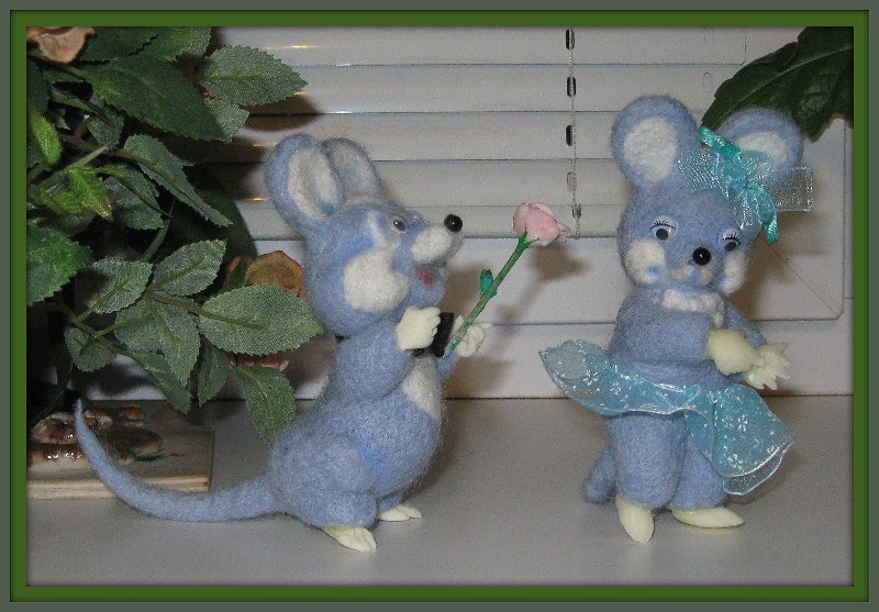 Мышик Мышку поздравлял