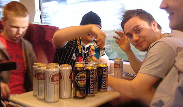 Пить пиво поезде. Пиво в электричке. Выпивка в поезде.