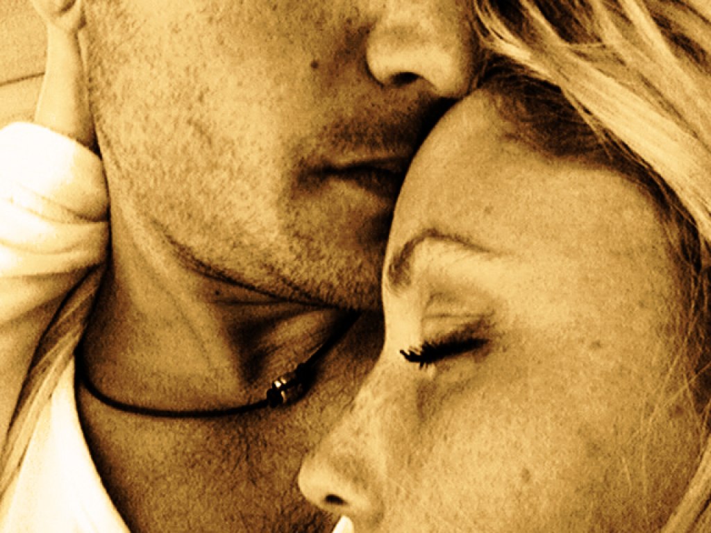 Песня прижаться щека к щеке. Парень и девушка. Объятия влюбленных. Песня прижаться щека к щеке. Прикосновение к щеке мужчины.