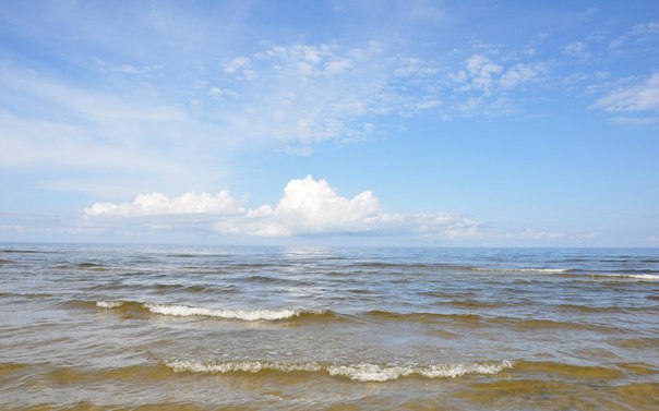 Красиво, трепетно умеет море слушать