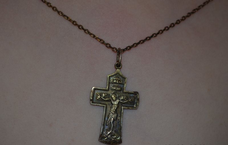 Можно ли менять крест. Нательный крестик. Крестик серебряный нательный православный на теле. Почерневший крестик. Почерневшая цепочка с крестом.