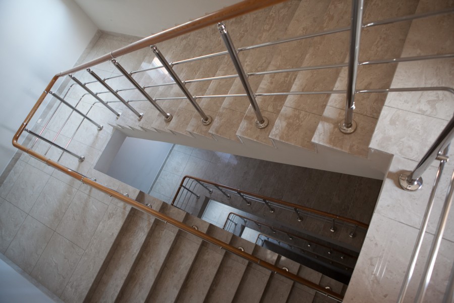 Опасны темной ночью этажи...