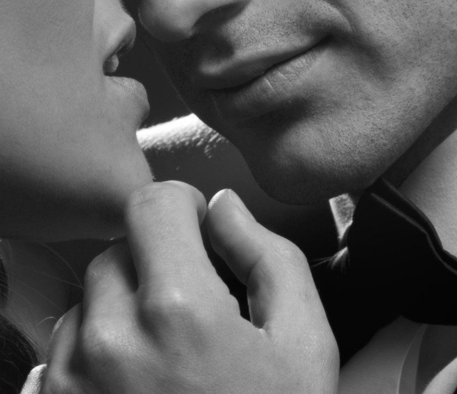 Прикосновения твоих губ. Нежное прикосновение к щеке. Нежный мужчина. Мужская рука на щеке. Мужская рука на щеке девушки.