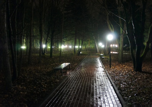 Вечер 4 3 24. Темный парк. Дождь парк вечер. Ночной осенний Липецкий парк. Тропинка в парке ночью.