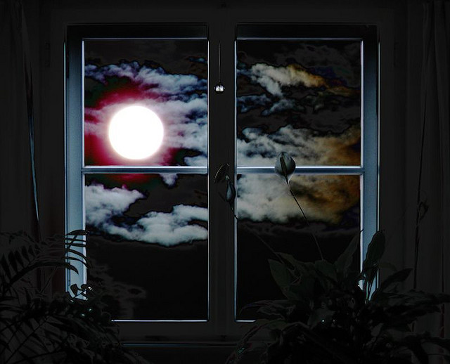 Улицы города ночью пустынны...