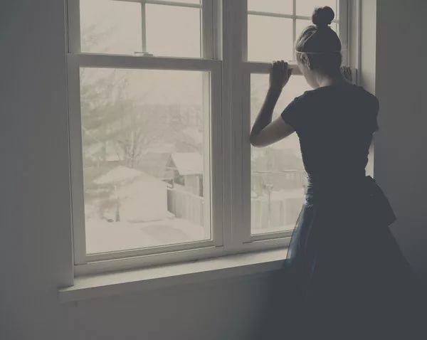 Девушка смотрит в окно со спины картинки