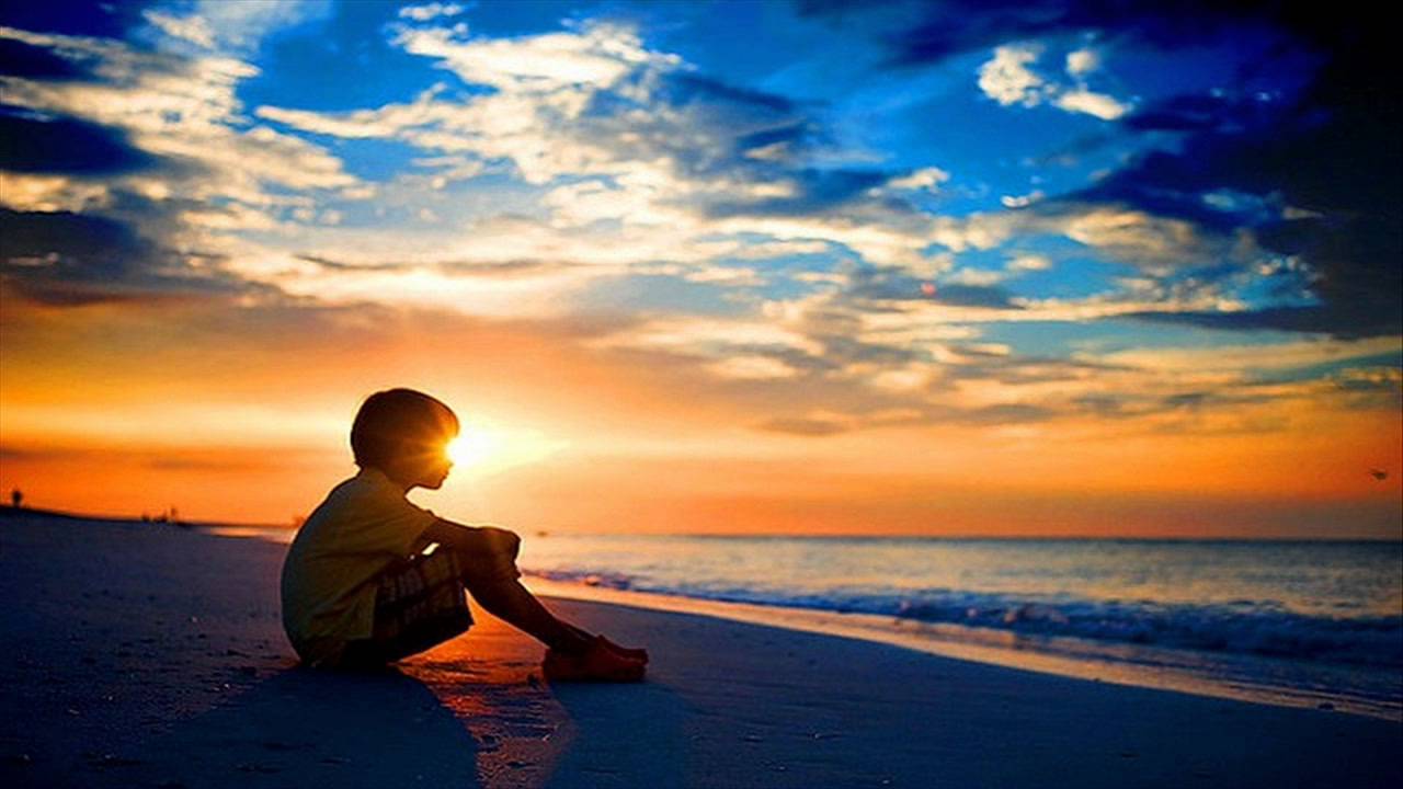 Размышления о самом себе. Мальчик на закате. Размышления о жизни. Закат на море для детей. Мальчик на море закат.