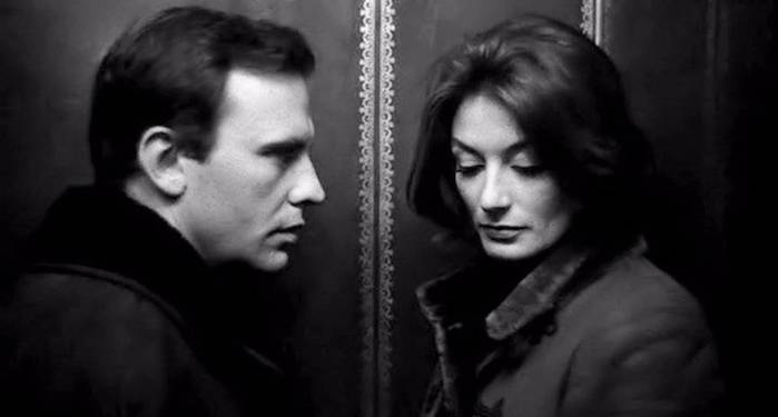 Кухня и два табурета