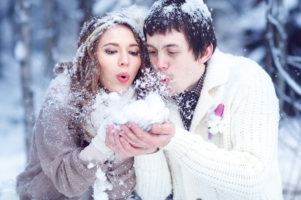 Любимое зимы это снег. Снегопад любовь. Романтичная зима. Влюбленные зимой. Влюбленные зимой.