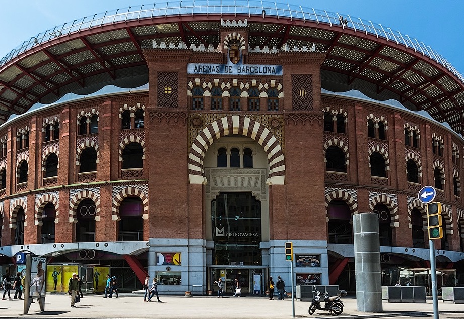 Центр колизей. Барселона Арена для корриды. ТЦ Арена Барселона. Колизей в Барселоне. Торговые центры Испании.