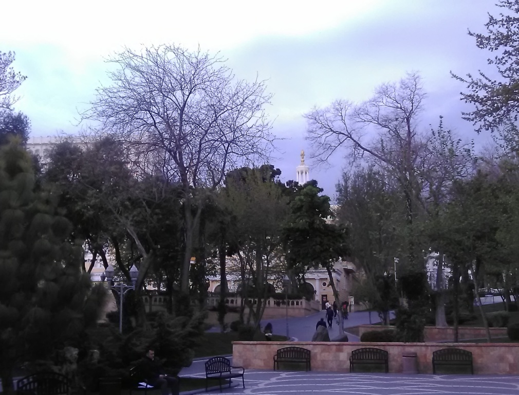 По вечереющему городу...