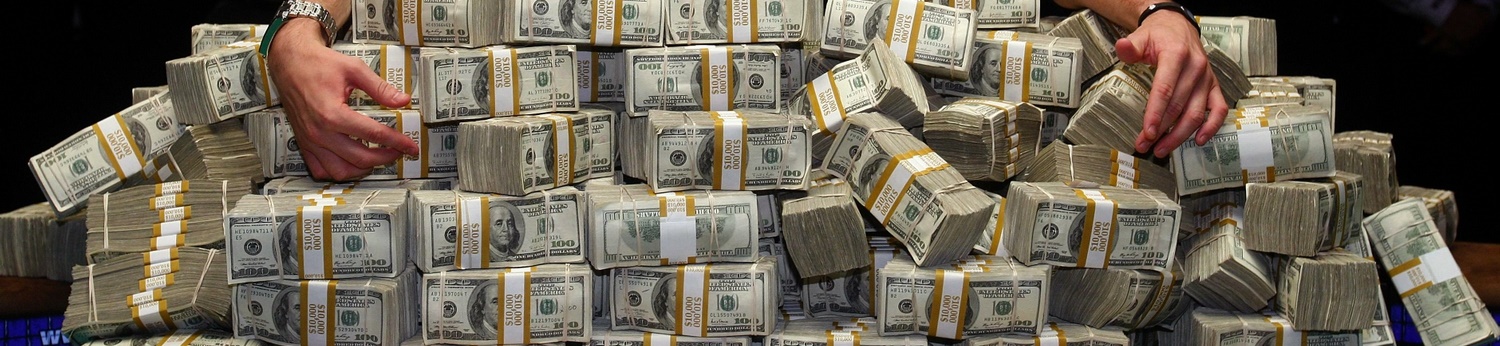 Миллион рублей. Много денег. Очень много денег. Кошелек с деньгами. Куча рублей.