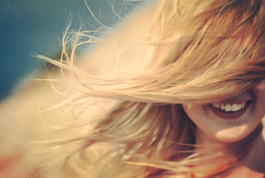 ухоженные волосы. фото с мокрыми волосами. красивые шатенки. волосы улыбка. кареглазая шатенка.