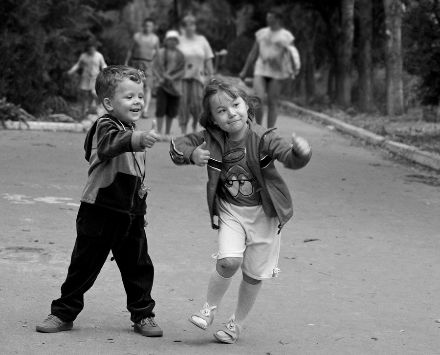 Мужики играют в салки. Советское детство. Счастливое советское детство. Советские дети во дворе. Дети играют во дворе.