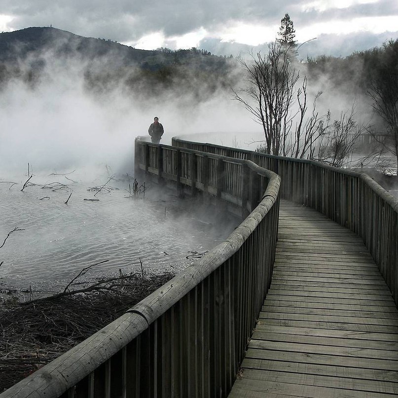 Самое непростое в жизни понять. Какой мост следует перейти а какой сжечь. На которых в непростое. Часы рассыпаются. В жизни нужно понять, какой мост перейти, а какой сжечь.