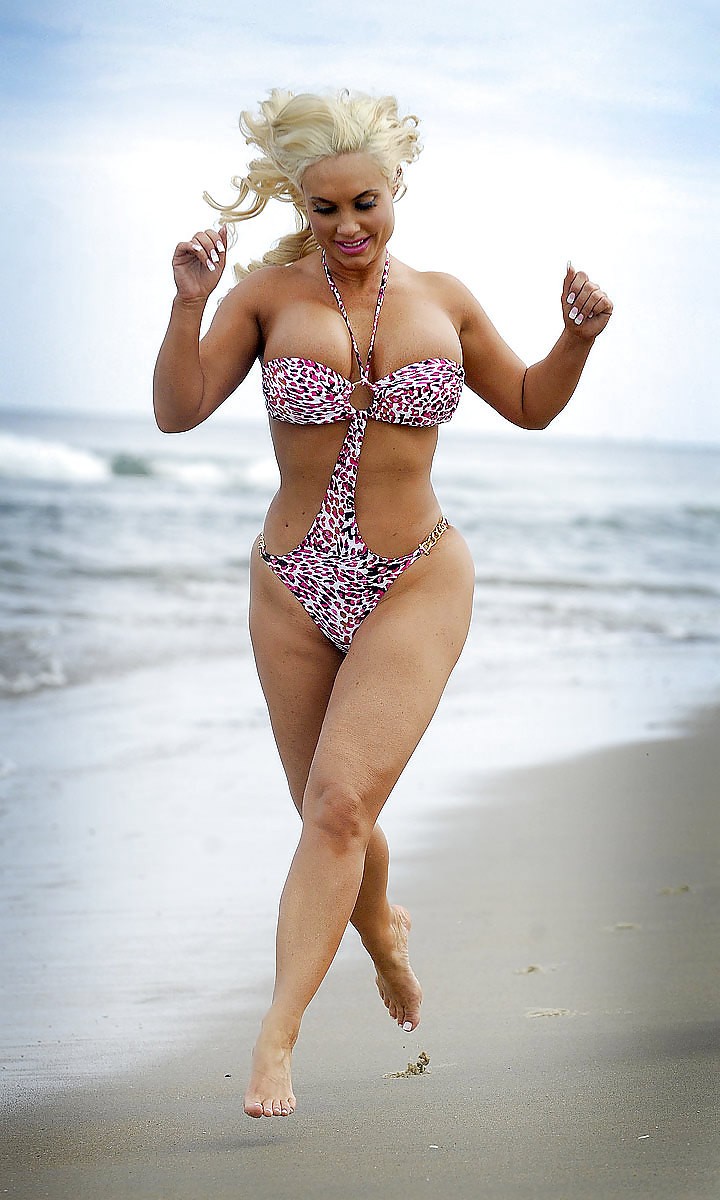 Ты козой по пляжу скачешь!