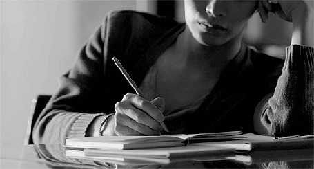 Когда она пишет...