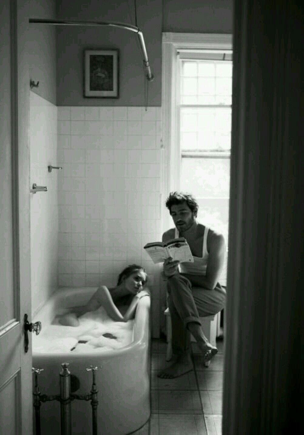 Ванна мужу после. Парень в ванной. Мужчина и женщина в ванной. В ванной чб. Мужская фотосессия в ванной.